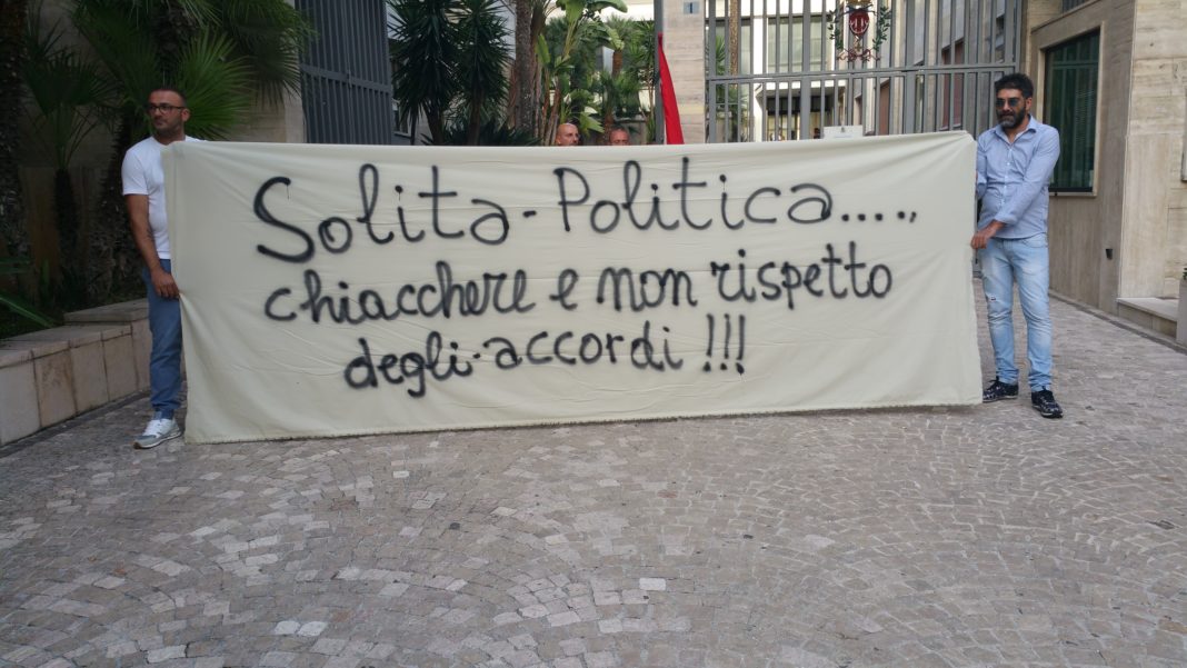 striscione cobas