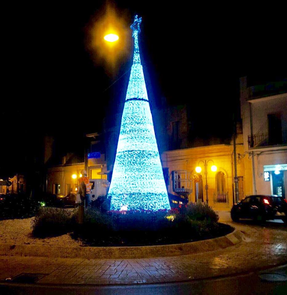 FOTO/ Il cuore luminoso, l'albero del Pino Irpino e le palline della  solidarietà: le tre installazioni natalizie del Moscati